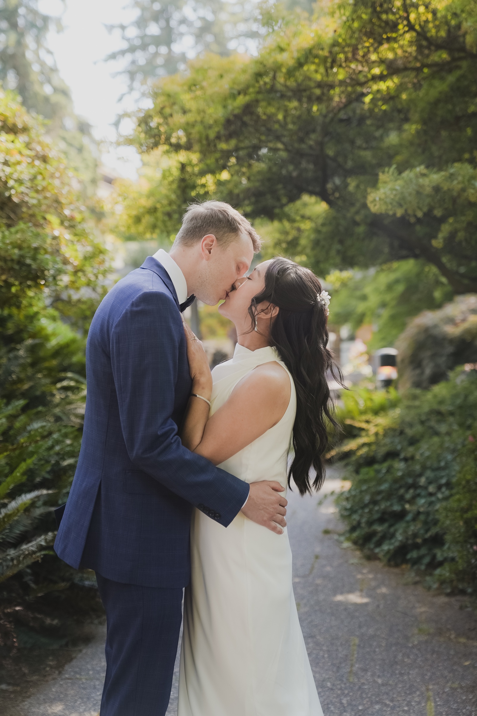 Montana and Ignes kissing in a sunlit garden